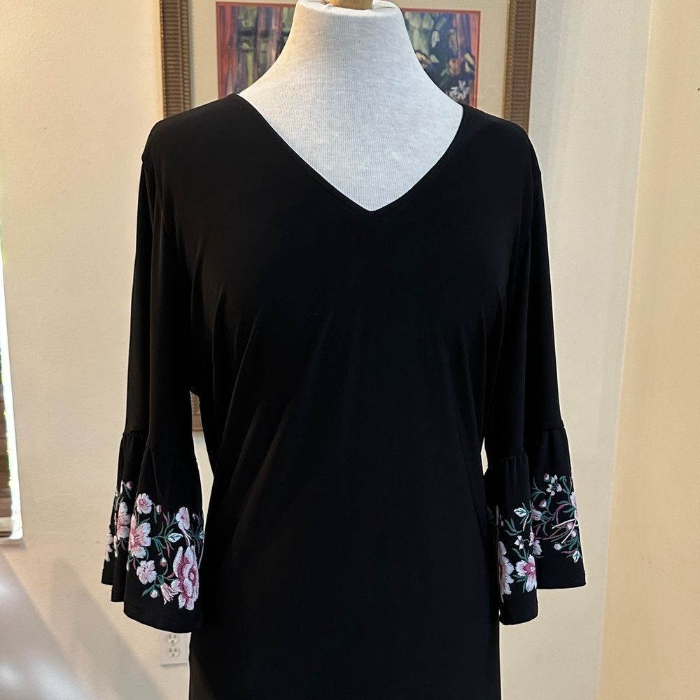 Roz & Ali  Black Floral Shift Dress w/ Ruffled Sleeves  Size 1X - Picture 2 of 12